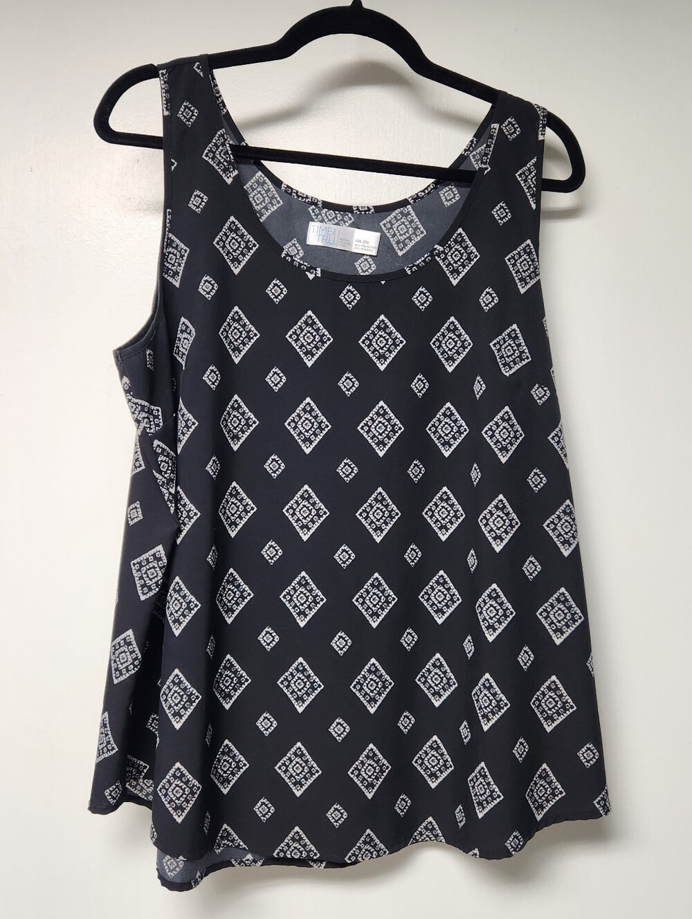 Time and Tru Charcoal Gray and Cream Geometric Print Top